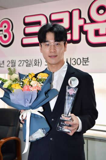 ‘크라운해태배 우승’ 박건호, 입단 후 첫 트로피 들어올려